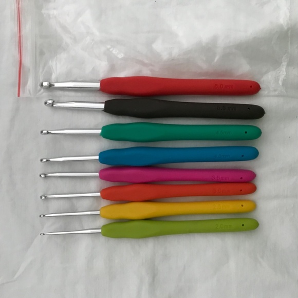 NEW 8-Pack Ergonomic Crochet Hooks Colourful Soft Grip Handles 5.5" Length - Picture 2 of 4